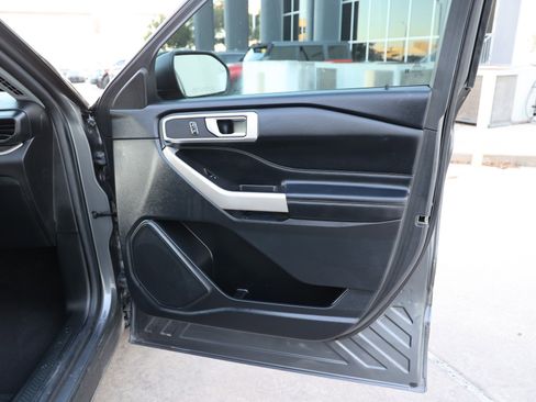 Used 2023 Ford Explorer XLT image 32