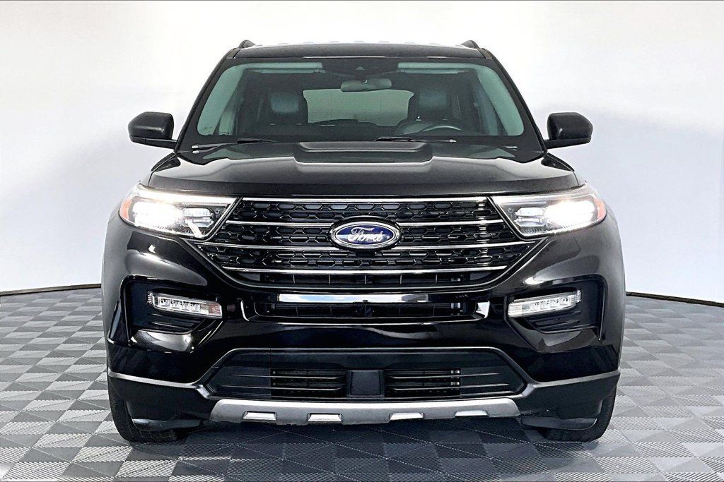 Used 2024 Ford Explorer XLT w/ Equipment Group 202A RWD image 3