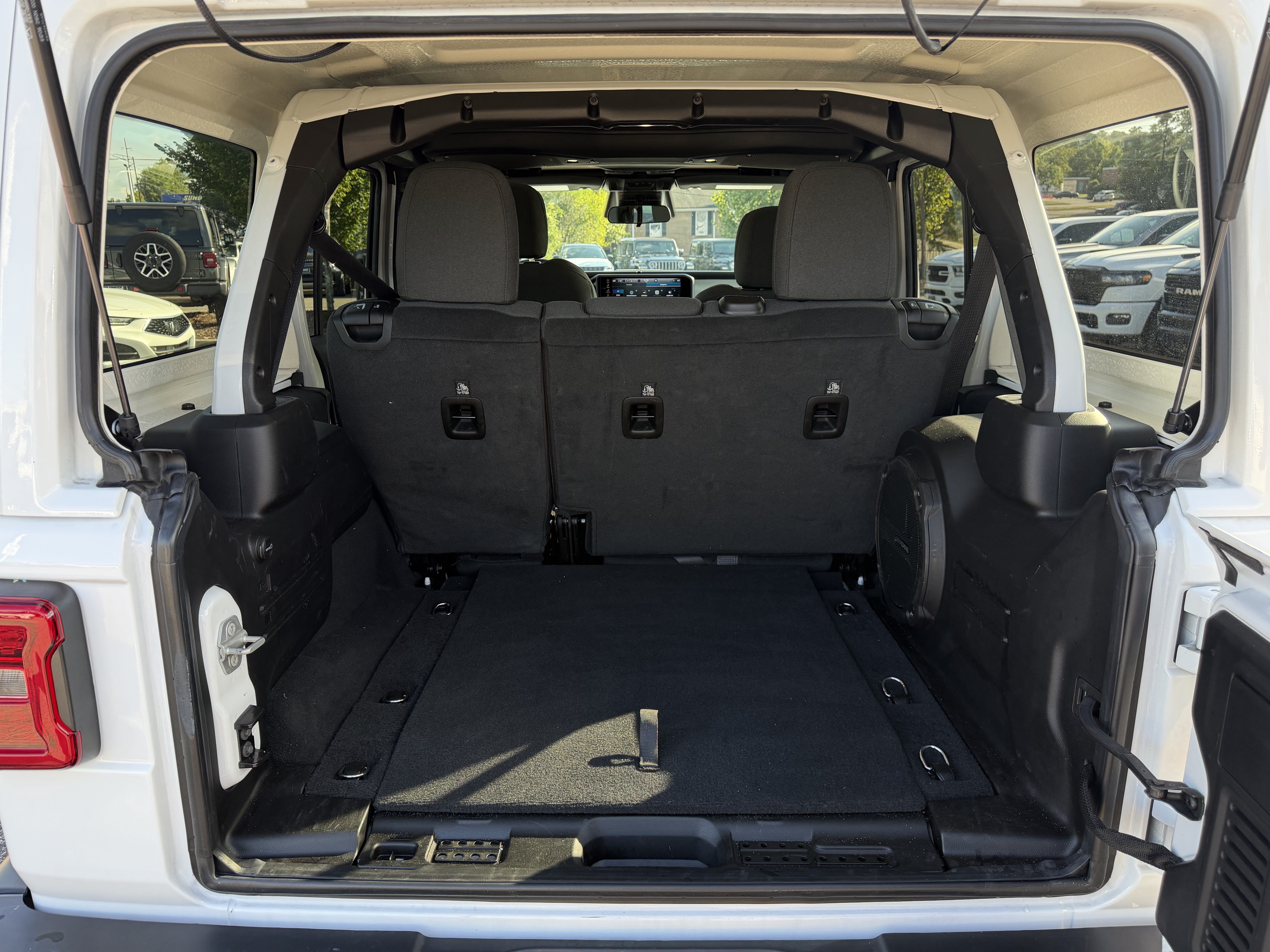 Used 2026 Jeep Wrangler Unlimited Sahara AWD/4WD image 33