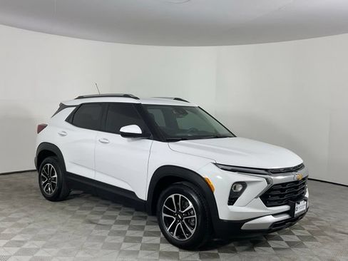 Used 2025 Chevrolet TrailBlazer LT FWD image 3