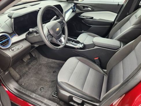 Used 2025 Chevrolet Trax LT w/ LT Convenience Package image 8