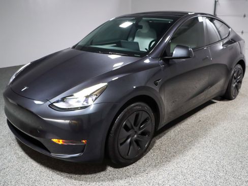 Used 2025 Tesla Model Y Long Range image 30
