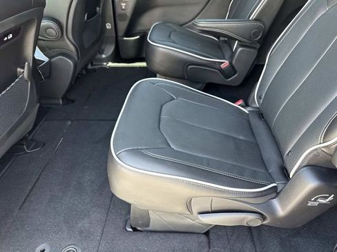 New 2027 Chrysler Pacifica Limited FWD image 10