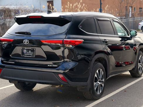 Used 2021 Toyota Highlander XLE image 7