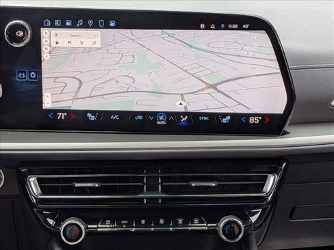 Used 2025 Chevrolet Traverse LT image 12