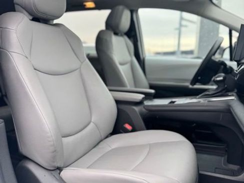 Used 2025 Toyota Sienna XLE image 33