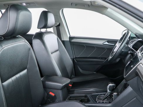 Used 2023 Volkswagen Tiguan SE w/ Panoramic Sunroof Package FWD image 28