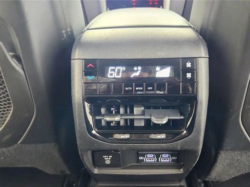 Used 2022 Jeep Grand Cherokee L Laredo w/ Luxury Tech Group I AWD/4WD image 29