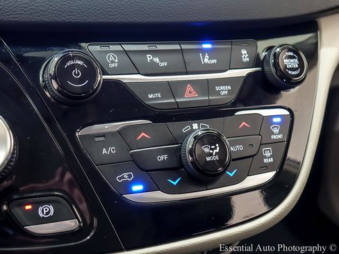 Used 2024 Chrysler Pacifica Touring-L image 23