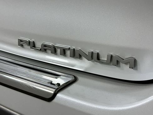 Used 2023 Toyota Highlander Platinum FWD image 7
