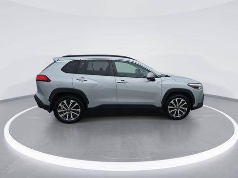 Used 2022 Toyota Corolla Cross XLE image 2