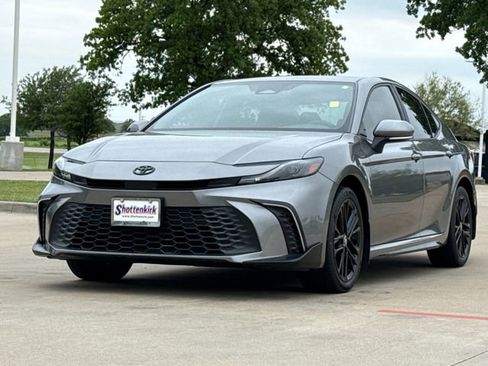 Used 2025 Toyota Camry SE w/ Convenience Package image 3