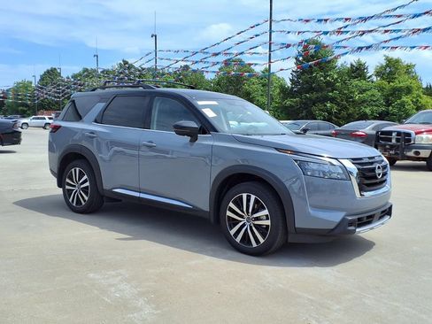 Used 2025 Nissan Pathfinder Platinum w/ Cargo Package AWD/4WD image 23