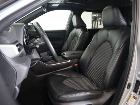 Used 2024 Toyota Highlander XSE FWD image 18