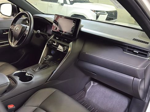 Used 2022 Toyota Venza XLE image 16