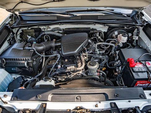 Used 2018 Toyota Tacoma SR w/ SR Convenience Package RWD image 38