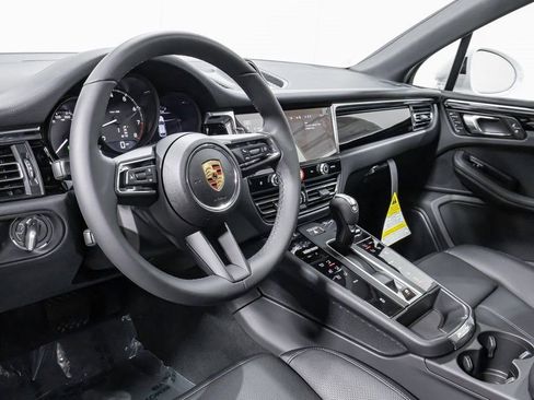 Certified 2025 Porsche Macan image 4