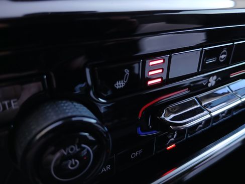 Used 2023 Jeep Grand Cherokee Limited image 13