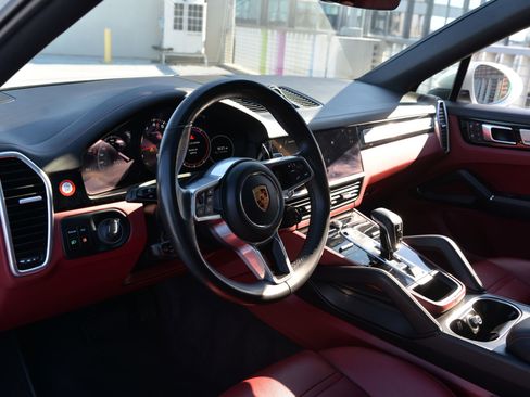 Certified 2023 Porsche Cayenne Platinum Edition image 4