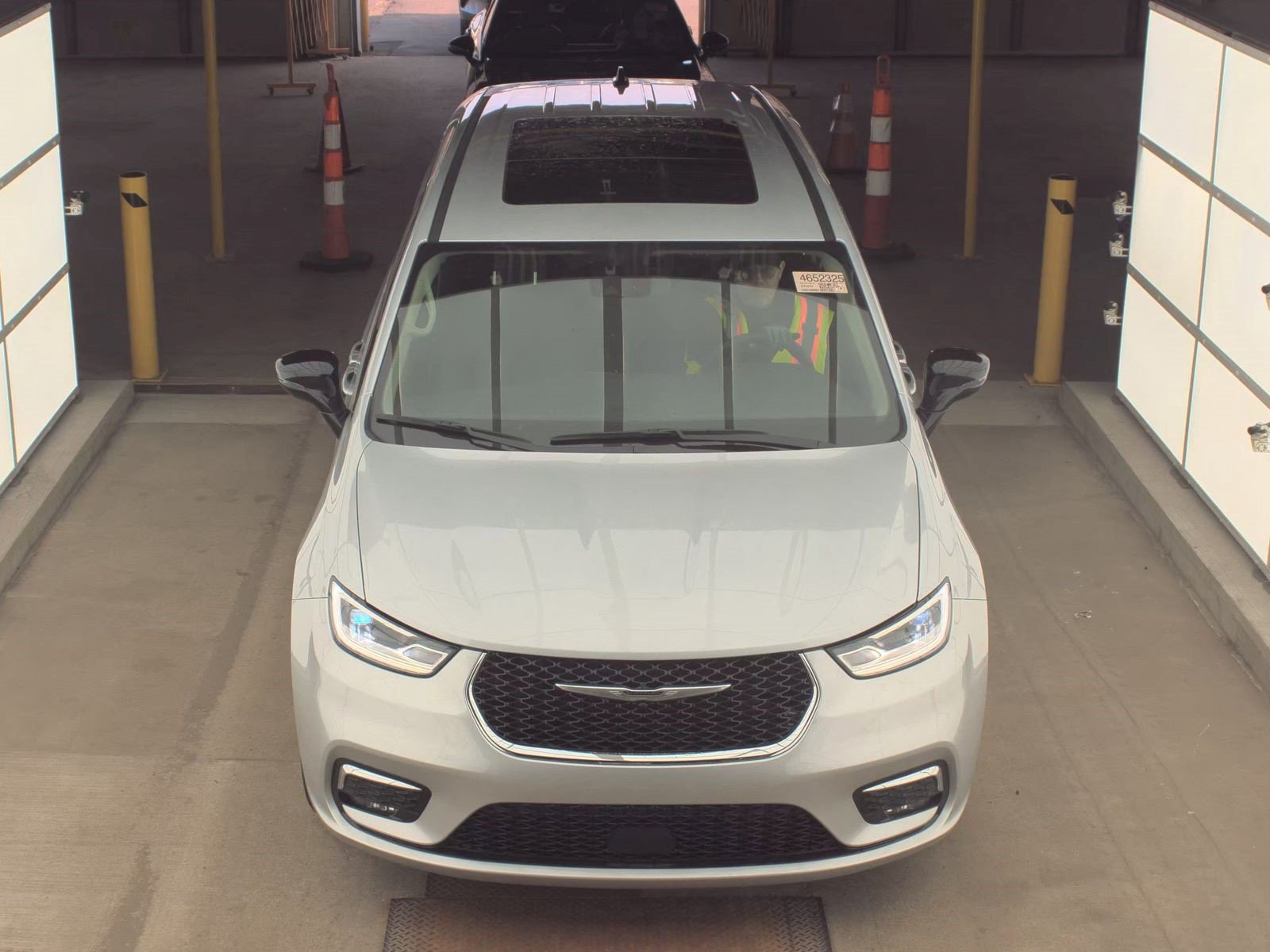 Used 2024 Chrysler Pacifica Touring-L FWD image 3