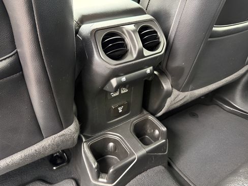 Used 2023 Jeep Gladiator Overland AWD/4WD image 12