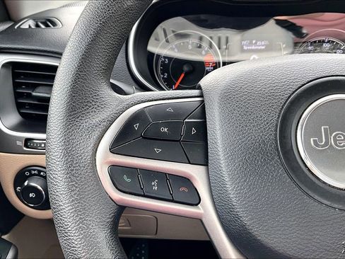 Used 2019 Jeep Cherokee Latitude w/ Popular Appearance Group FWD image 19