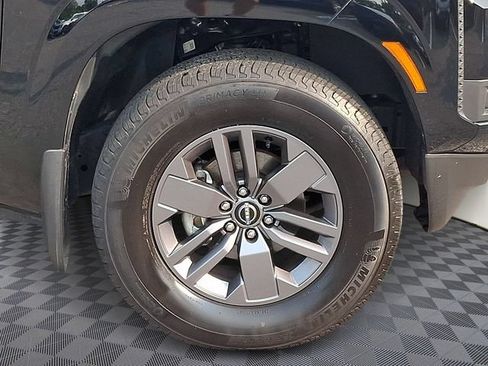 Used 2025 Nissan Frontier SV RWD image 9