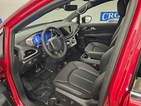 New 2026 Chrysler Pacifica Select image 11