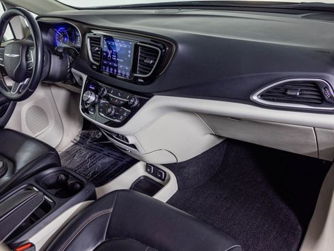 Used 2018 Chrysler Pacifica Touring-L image 47