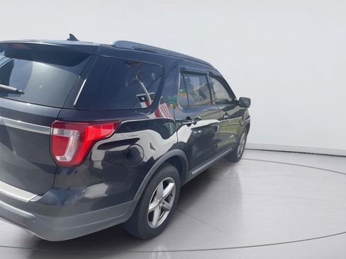 Used 2018 Ford Explorer XLT w/ Equipment Group 201A FWD image 3
