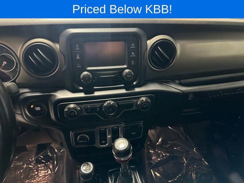 Used 2018 Jeep Wrangler Sport AWD/4WD image 13