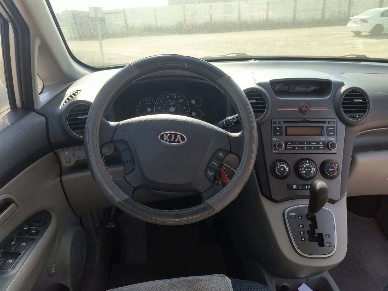 Used 2008 Kia Rondo FWD image 29