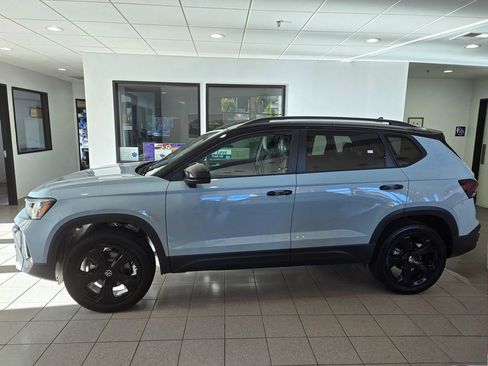 New 2026 Volkswagen Taos SE image 2