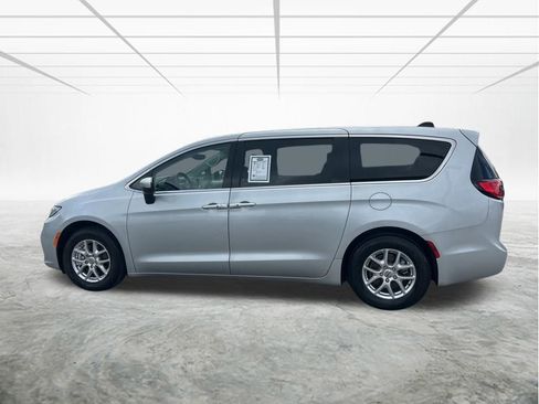 Certified 2023 Chrysler Pacifica Touring-L image 7
