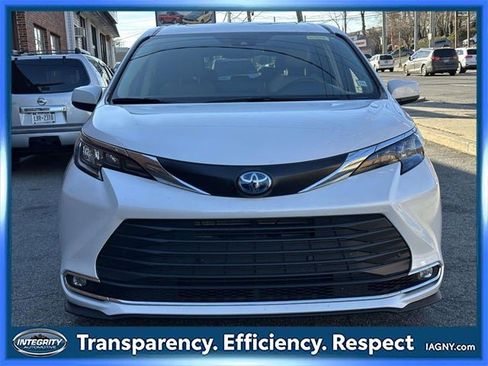 Used 2024 Toyota Sienna XLE image 9