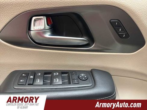 Used 2023 Chrysler Pacifica Touring-L image 8