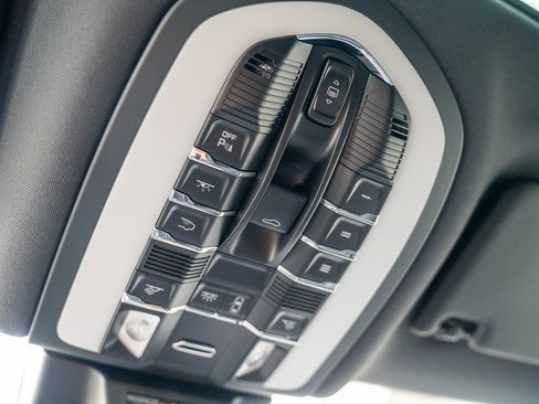 Certified 2025 Porsche Macan AWD/4WD image 19