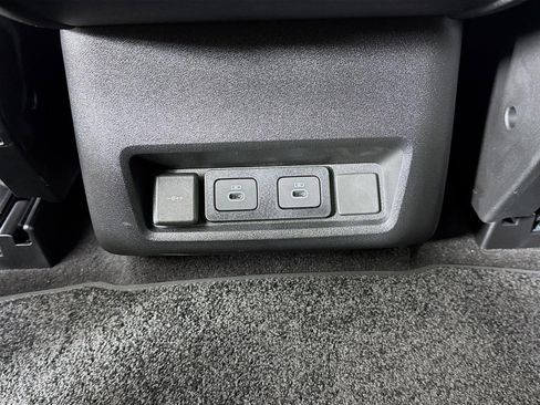 Used 2025 Land Rover Discovery Dynamic SE AWD/4WD image 28