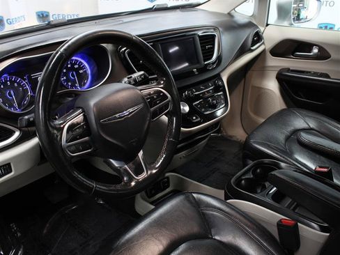 Used 2019 Chrysler Pacifica Touring-L FWD image 7