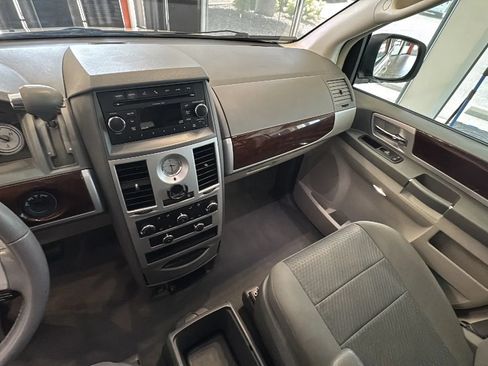 Used 2010 Chrysler Town & Country Touring FWD image 37