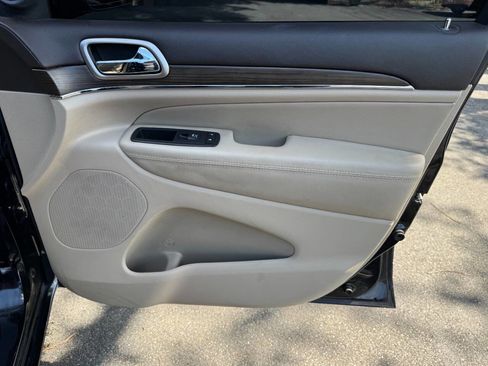 Used 2017 Jeep Grand Cherokee Overland w/ Jeep Active Safety Group AWD/4WD image 50