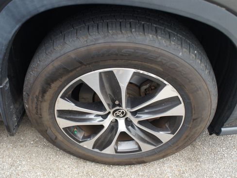 Used 2020 Toyota Highlander XLE FWD image 4