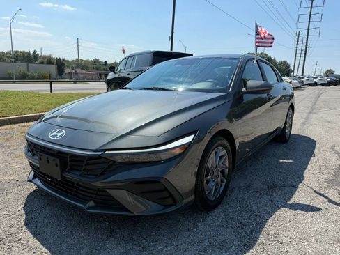 Used 2024 Hyundai Elantra SEL FWD image 8