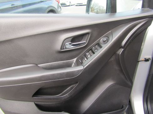 Used 2019 Chevrolet Trax LT w/ LT Convenience Package image 9