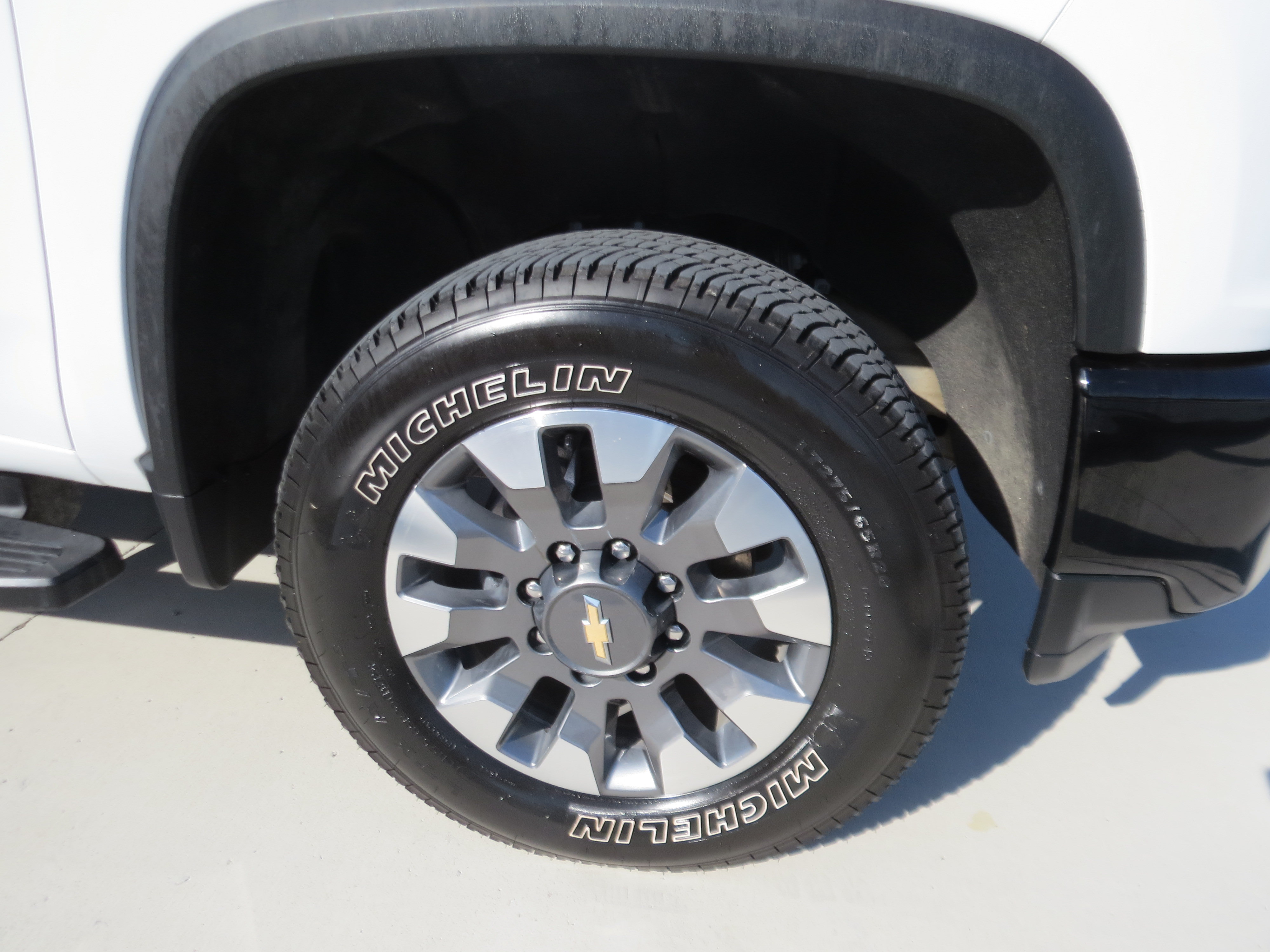 Used 2022 Chevrolet Silverado 2500 Custom w/ Custom Value Package AWD/4WD image 9