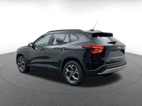 Used 2025 Chevrolet Trax LT FWD image 7