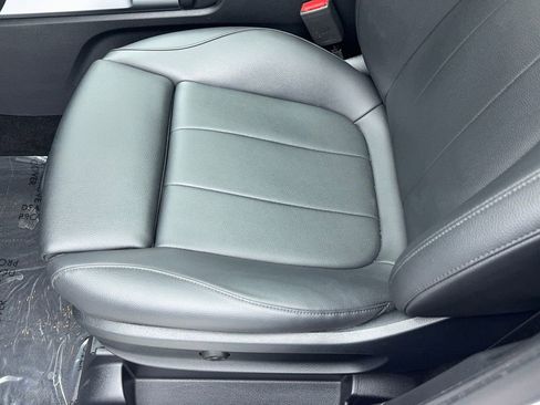 Used 2023 Mercedes-Benz GLB 250 4MATIC w/ Premium Package image 39