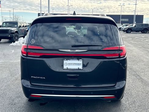Used 2021 Chrysler Pacifica Touring-L image 4