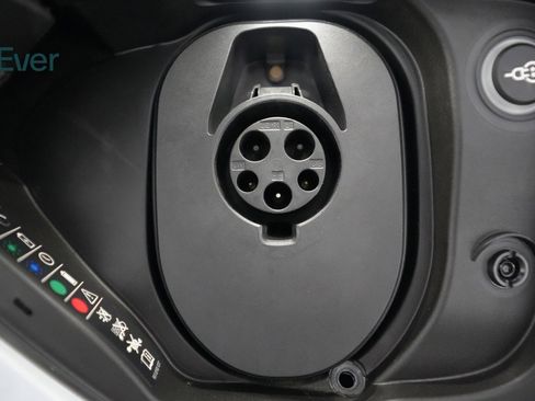 Used 2022 Porsche Taycan image 25