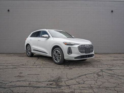 Certified 2025 Audi Q5 Premium w/ Convenience Package AWD/4WD image 9